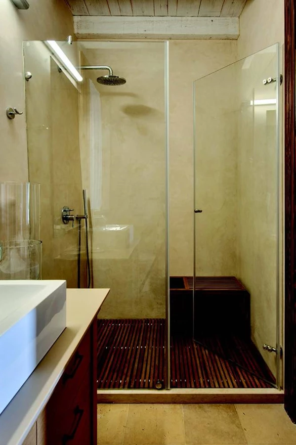 נוחות ללא פשרות בחדר הרחצה הצמוד. חיפוי קירות בטיח מרוקני מסוג טדלקט המתאים לחללים רטובים. מראות ומקלחון: