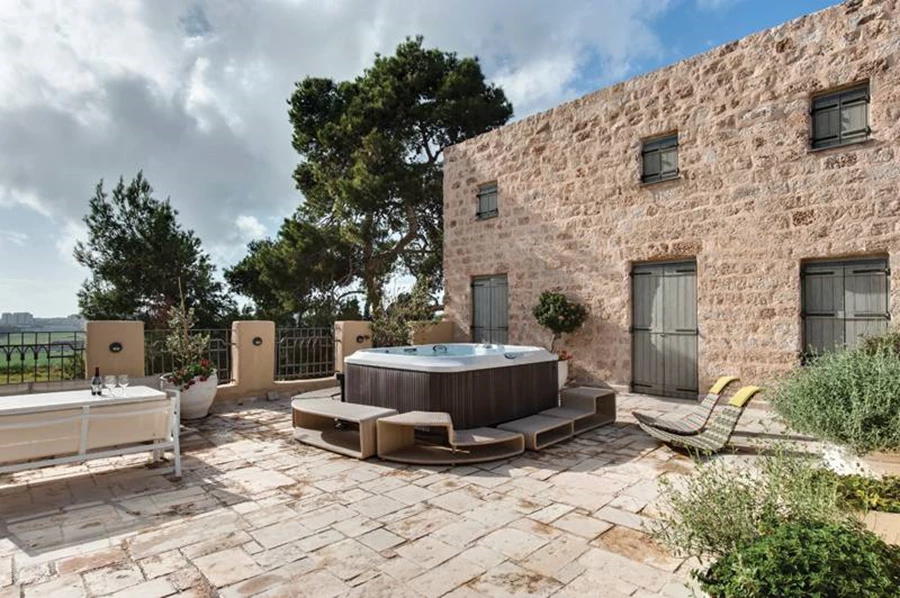 מרחב חוץ במבנה הגבוה כפינת חמד: אמבט ג