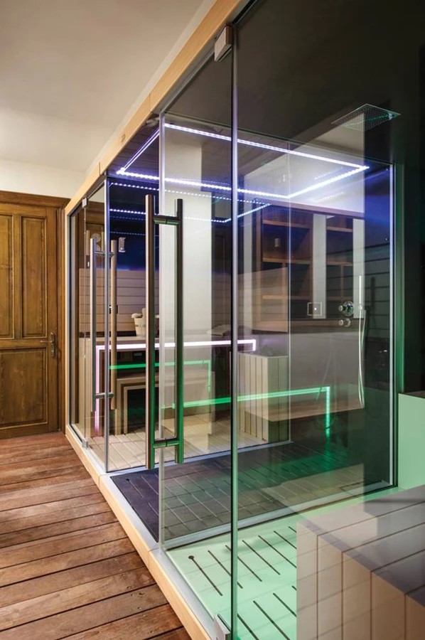 סאונה מפנקת, רטובה ויבשה, מאובזרת כראוי ומשולבת בתאורת לד צבעונית.