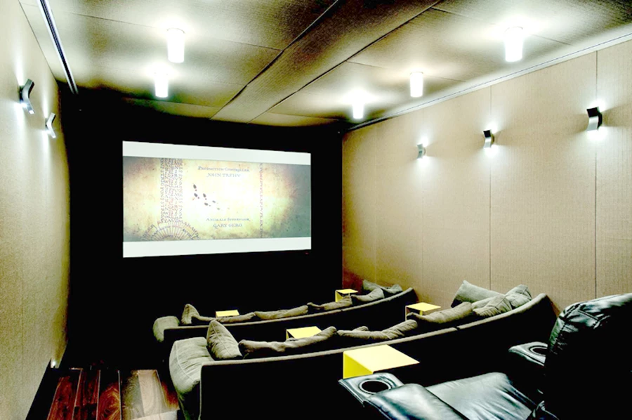 חדר קולנוע לבילוי משפחתי משותף.