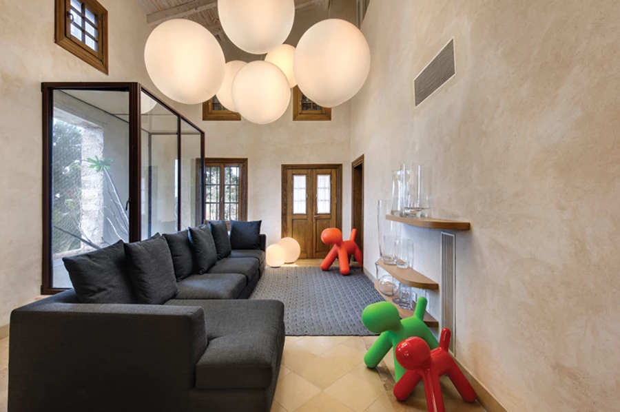 חלל סלוני משותף במבנה הגבוה. עץ תאנה ותיק שגדל