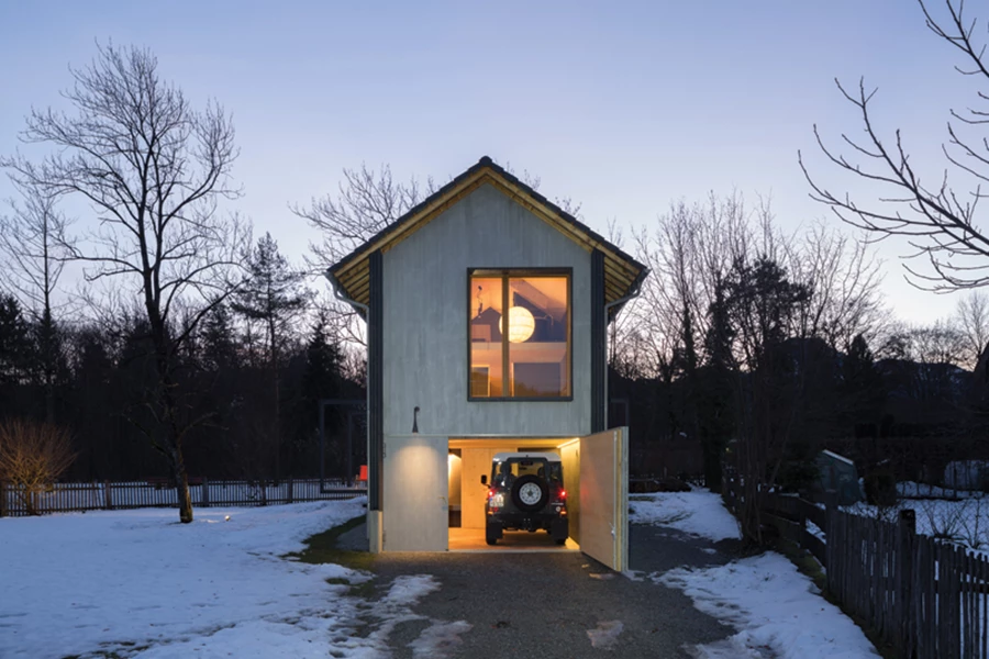 הבית: מתאר מלבני וצר, חיפוי עץ עבה במיוחד המקנה לו מראה של בית עץ ציורי, וגג משופע