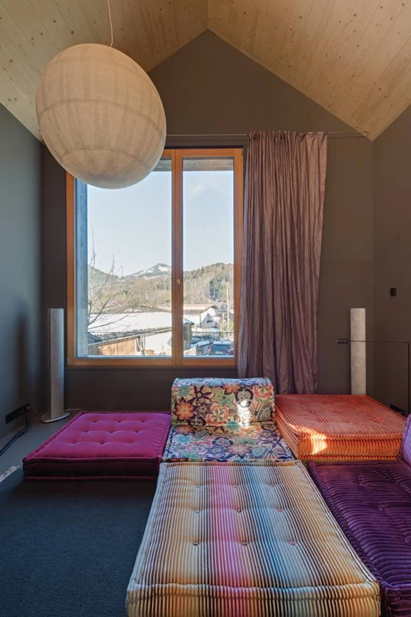 מפלס הביניים בין חלל המגורים והגלריה: אזורי שינה ורחצה המופרדים זה מזה באמצעות יחידת אחסון.