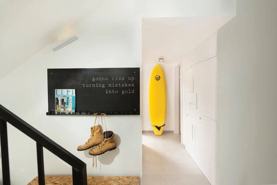 קומת הכניסה לדירה, שכוללת בשטחה חדרי שינה ועבודה עם שירותים צמודים ומעבר המנוצל לאחסון.