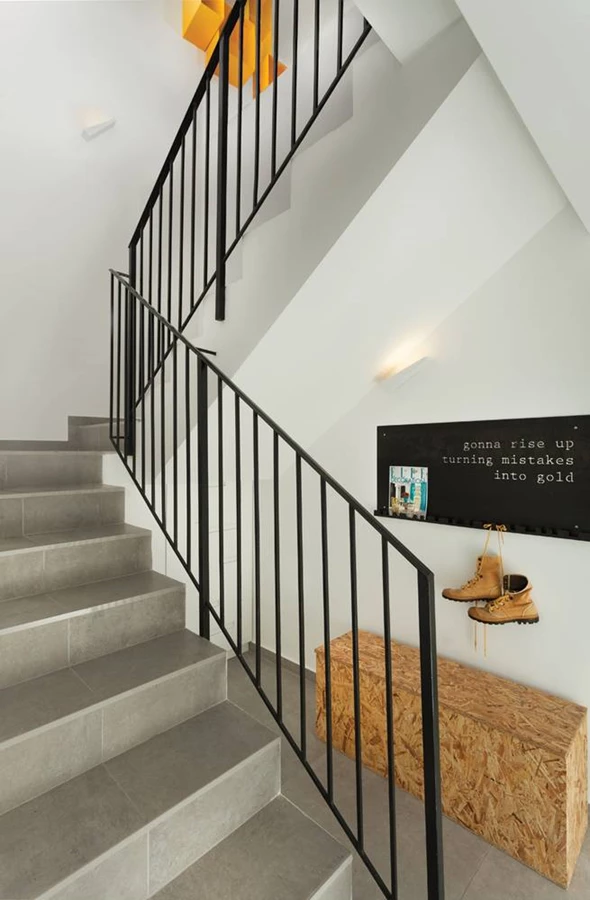 גרם המדרגות המוביל לחלל הציבורי.