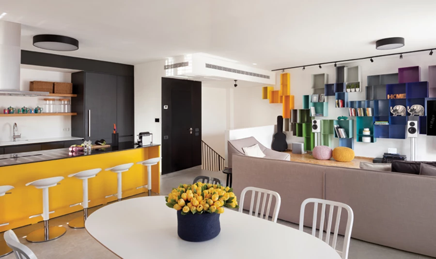 הספרייה במבט מהצד: חזותה התלת ממדית משתנה עם האור הנופל עליה ומכל זווית מבט.