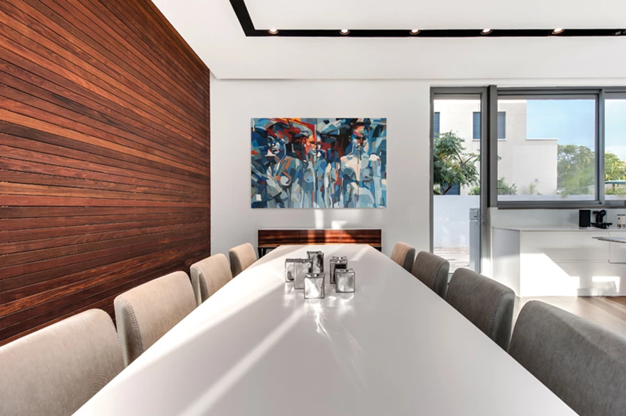 פינת האוכל: חיפוי העץ של הקיר כ