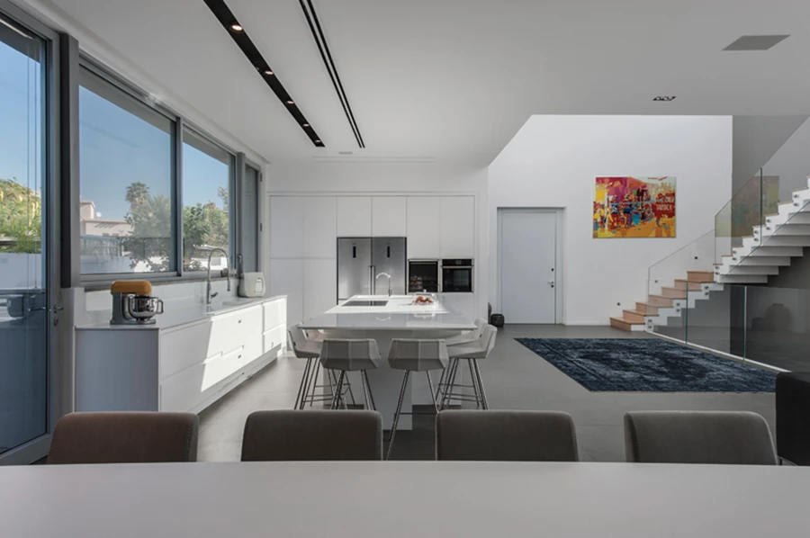 המטבח: יחידת ארונות קיר ויחידת אי גדולה הצופה אל החלל משמשת גם כשולחן אוכל.