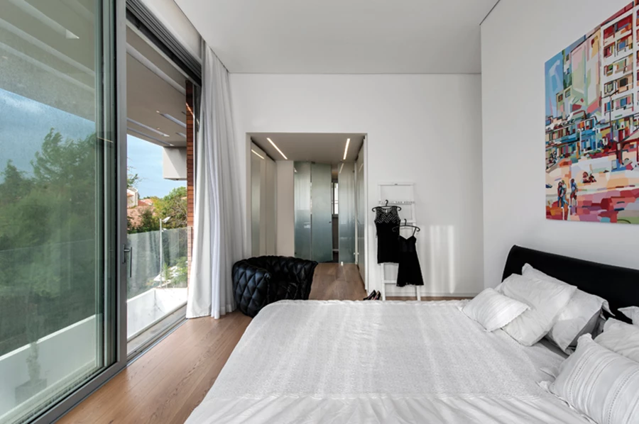 יחידת ההורים: מרווחת וצופה אל הבריכה שבגינה. חדר הרחצה המפנק שנכלל בשטחה מרוצף באריחי גרניט פורצלן דמויי בטון, ומשטח יחידת הכיור עשוי קוריאן בו משתלבים אינטגראלית שני כיורים. מחיצות המקלחון עשויות זכוכית שחורה ובמראה מעל היחידה מוטמע מסך טלוויזיה.