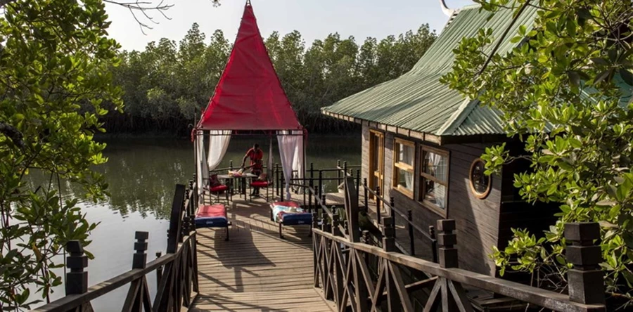 Credit:The Gambia Experience  המעבר הפרטי למרפסת והכניסה לבקתה