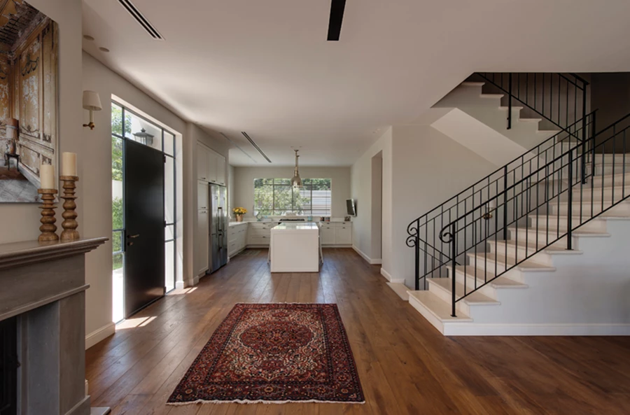 מבט מאזור הסלון לעבר המטבח הממוקם כאזור בצדו השני של החלל, אך צופה אליו ונצפה ממנו.