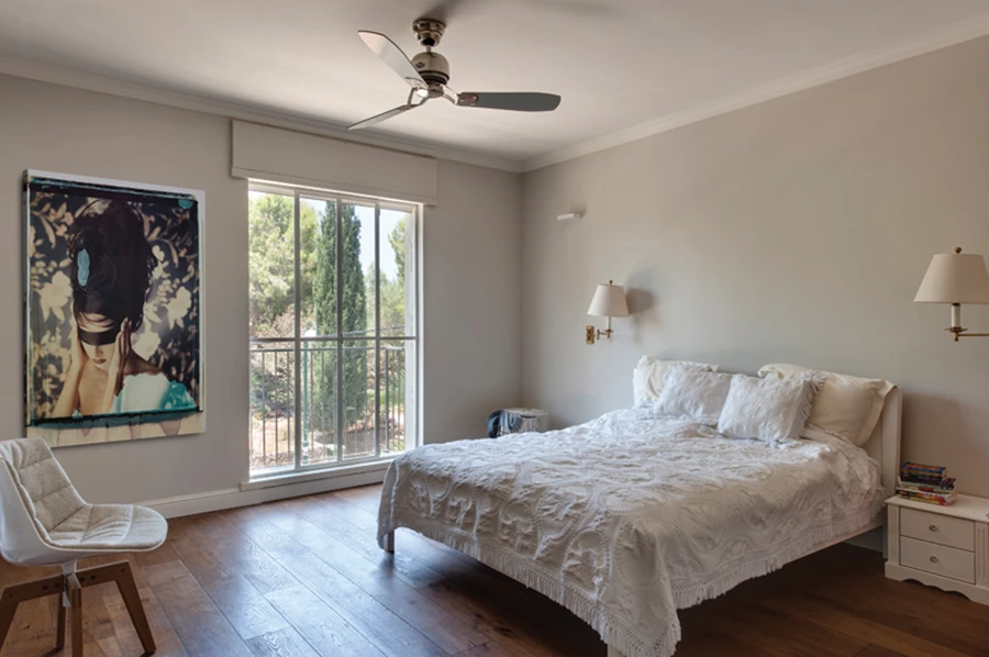 חלל השינה ביחידת ההורים: יציאה למרפסת קונזולית ופתחים גדולים המאפשרים להשקיף החוצה גם מחלל החדר עצמו. במבט מבחוץ מרככת המרפסת הקונסולית את מתארו הקובייתי של הבית.