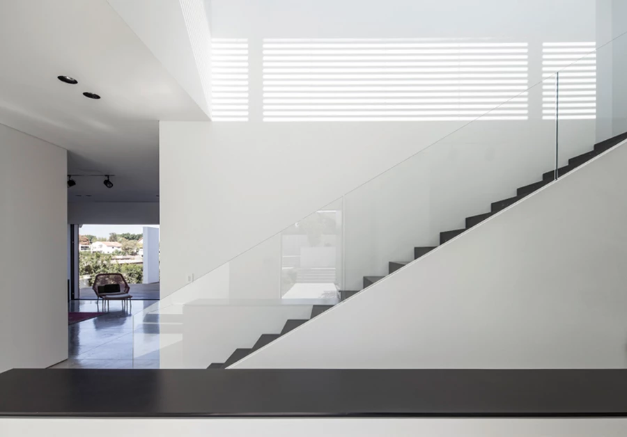 גרם המדרגות והקיר הנמוך שתוחם את מהלכו התחתון כעין קונזולה המגדירה אזור מבואה.