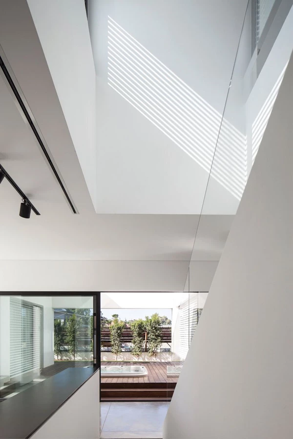 במעבר אל האזור הציבורי חולפים על פני פטיו המחבר בין שני הנפחים שאף