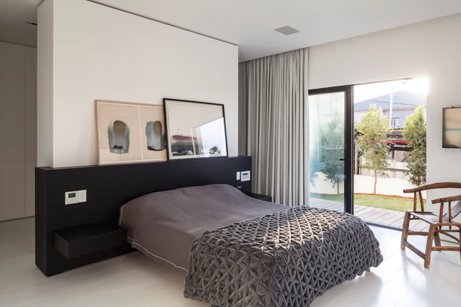 12-13	יחידת ההורים שבקדמת קומת הקרקע: יחידה בנויה מפרידה בין אזורי השינה והארונות תוך יצירת מעברים נוחים אליו. כל אחד מעבריו כולל יחידות אחסון פינתיות שביניהן ממוקמת הכניסה לחדר הרחצה. נגרות: