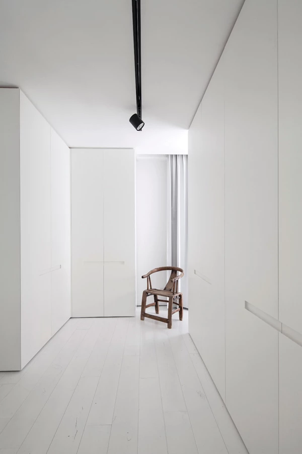 החלל המשותף שבקומה העליונה: כל חללי החדרים תוכננו כסוויטות קטנות וכולם פונים למרפסות המעניקות קשר עם החוץ גם בגובה.