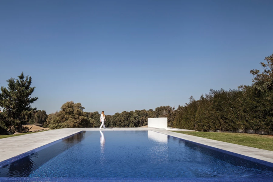 מרחב החוץ שקבע, למעשה, את העמדת הבית כך שייפתח אליו. רחבת דק ביציאה מהחלל הציבורי, ירידה קלה לרחבה מרוצפת התוחמת בריכת שחייה שתוכננה כבריכת גלישה, וירידה קלה נוספת לשטח ירוק המשתרע בהמשך.