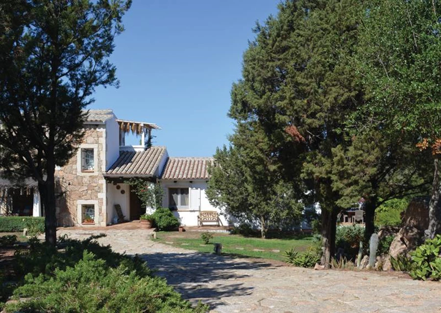 שביל ראשי מוביל אל הבית