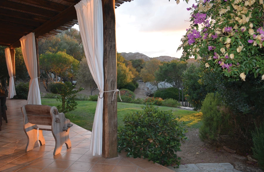 פינת ישיבה אל מול נוף הים וצמרות עצי החורש.