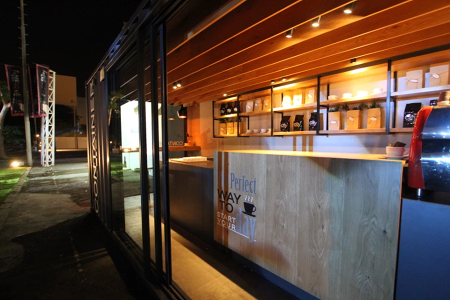 המטרה הייתה לייצר בית קפה אינטימי ונעים תוך שמירה על קווים נקיים ומודרניים.  שילוב של גווני אפור ועץ אלון מבוקע בדגש על תאורה חמה.