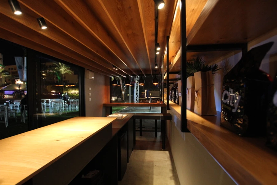 תקרת עץ נבנתה על מנת להעצים את תחושת החום והנעימות בחלל