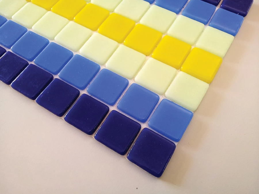 לוח פסיפס המשלב אבני פסיפס אוגרות אור - ספריית החומרים בחולון.