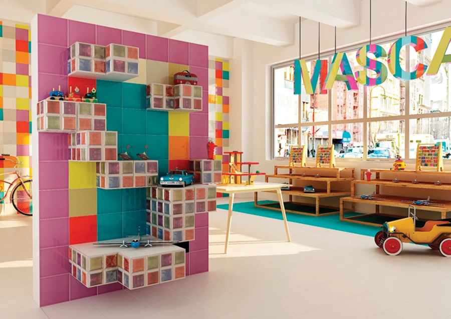 אריחי זכוכית צבעוניים ודקורטיביים מתוך סדרת ART של המותג הספרדי APAROCI | רשת אלוני.