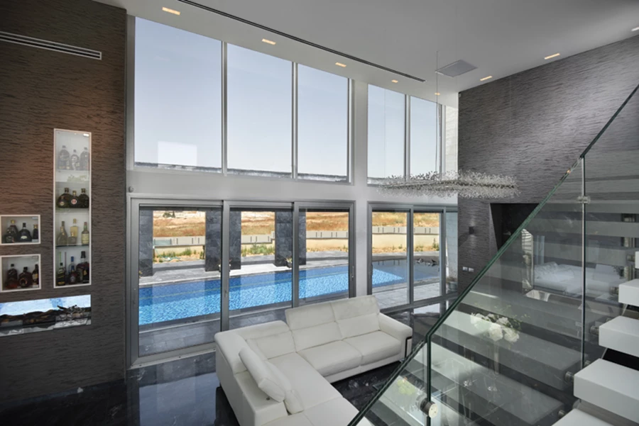 מפתחי זכוכית רחבים ומעקה זכוכית, יוצרים זרימה בחלל ומעניקים תחושת מרחב. אדריכלית: ויקטוריה גוטמן. מורשה קליל אלום יהלום. צלם: אלי גרוס קרן אור | קליל.