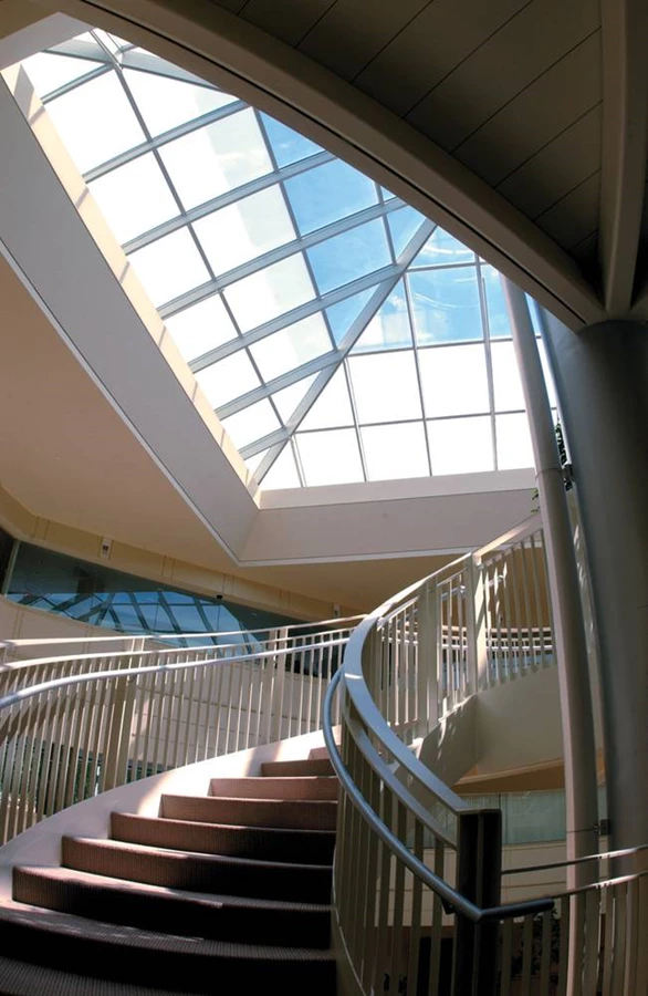 תקרת סקיילייט שוטפת את החלל הפנימי באור יום טבעי | קבוצת מגן שמש.