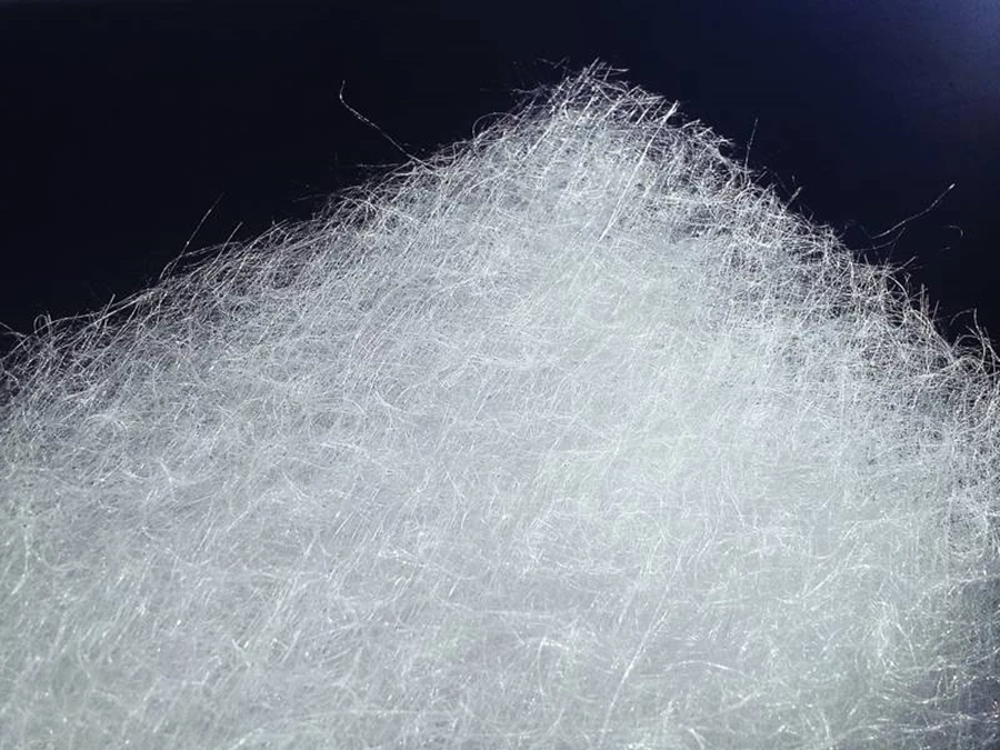 סיבי זכוכית רכים משמשים, בין השאר, כמילוי בין זכוכיות ליצירת אור חלבי - ספריית החומרים בחולון.