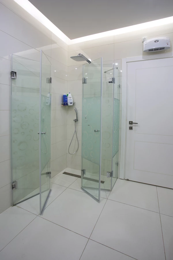 שקוף שזה זכוכית  - בחדר האמבט