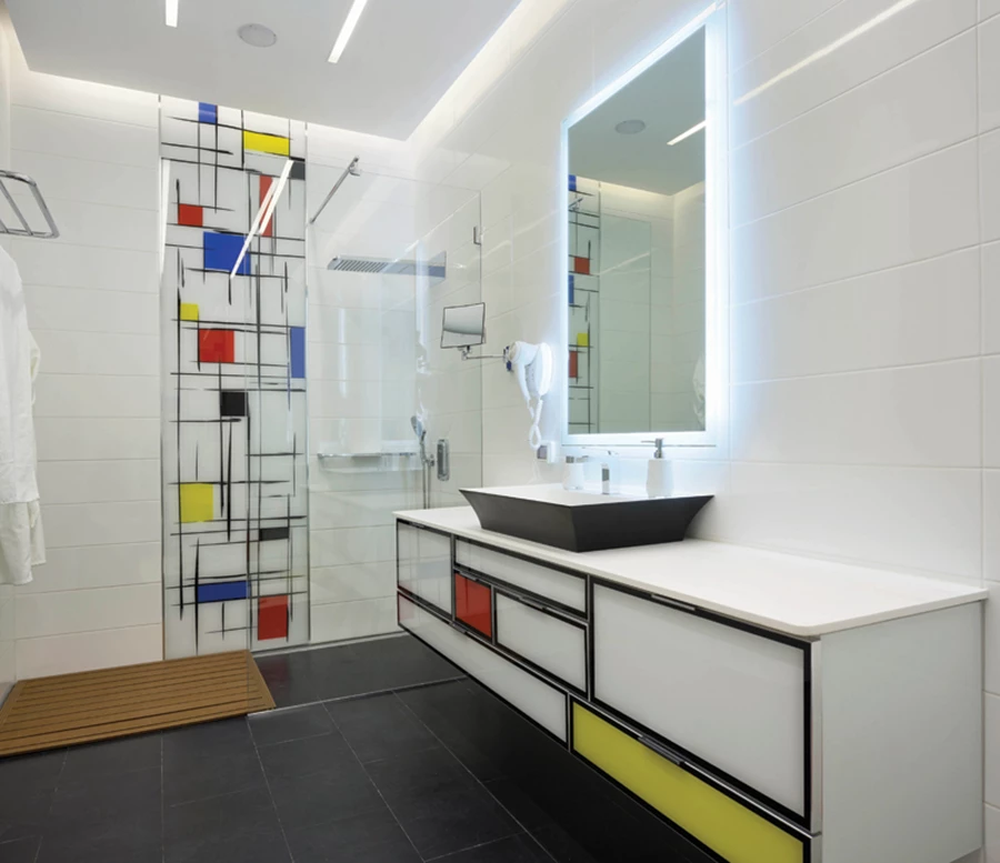 חדר רחצה עם שילובי זכוכית בהשראת מונדריאן בחזית יחידת הכיור ובקיר המקלחון . עיצוב: אדר׳ שרון לוי צילום: שי אפשטיין | מיטירני.