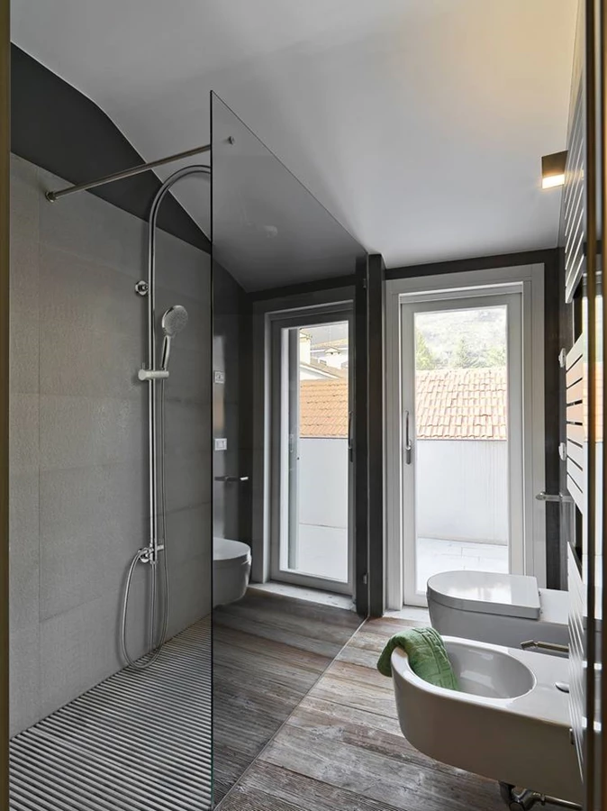 מקלחון תחום בדופן זכוכית בגוון מטאלי| חמת.