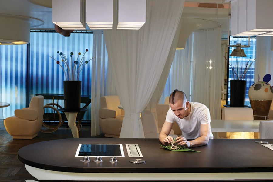 מוניוז בפעולה: משלים מנה על משטח הדקטון של היחידה, שמאפשר לעבוד עליו ישירות ללא כל חשש לפגיעה בו ותוך הבטחת ההיגיינה הנדרשת למזון.