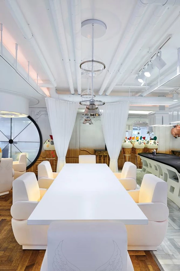 מעל כל שולחן: וילון שמאפשר ליושביו לתחום אותו לכדי טריטוריה פרטית וליהנות מאינטימיות בחלל הפתוח.