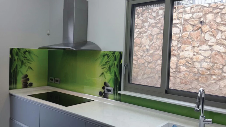 חיפוי זכוכית עם דיגום מודפס יוצק רעננות לחלל המטבח | שטרן מטבחים.