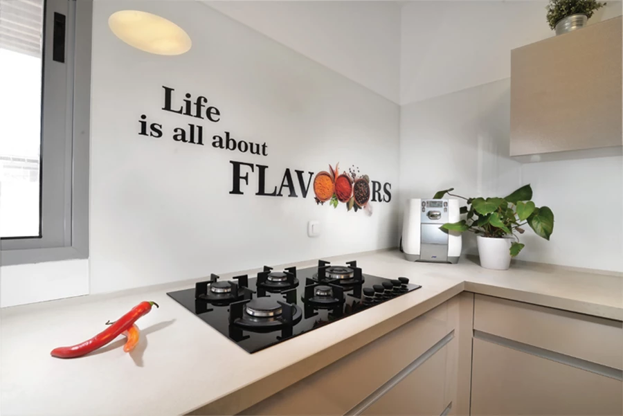 חיפוי קיר מזכוכית עם כיתוב התואם לאופיו של חלל המטבח |  הרדור.