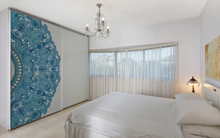 ארון דלתות הזזה שחלקו עם דיגום מוסיף ענין בחלק מהחזיתות | אידיאל ארונות.