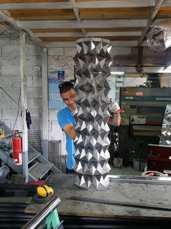 מנורה מפלטת נירוסטה מקופלת. אוסף פרטי, עיצוב לגלריית