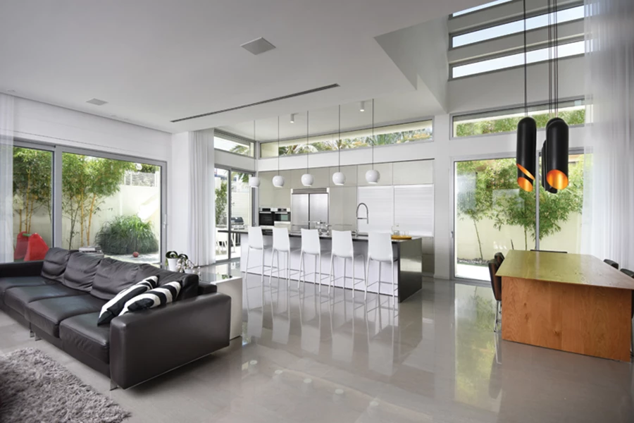 מפתחי זכוכית רחבים בשילוב מפתחים עיליים, מכניסים מנות גדושות של אור טבעי לחלל. עיצוב פנים: חיה אלנברג, צלם: אלי גרוס קרן אור | קליל.