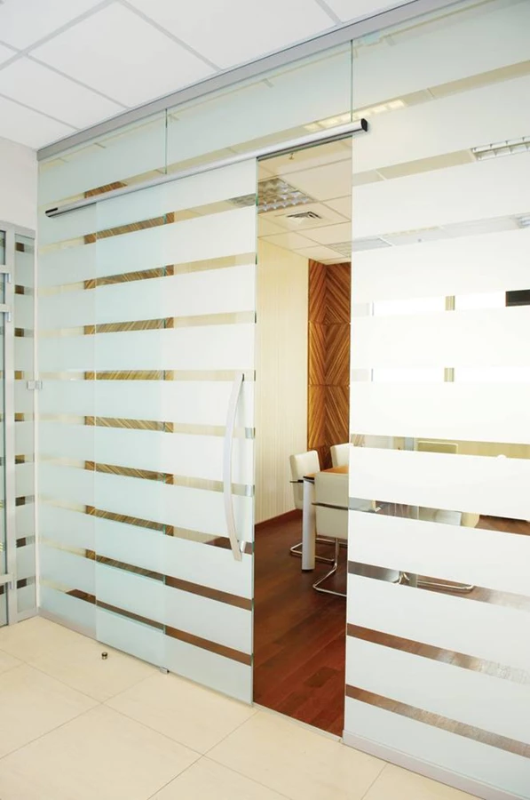 ציפוי מגן דקורטיבי ליצירת פרטיות בחלל המשרד | קבוצת מגן שמש.