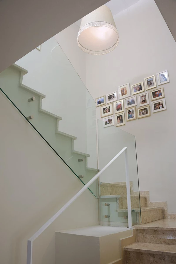 מעקה זכוכית המעניק חזות אוורירית. צילום: אסף פבר | א.א מראות.