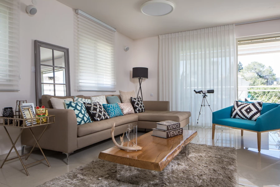 פינת הישיבה צמודה למרפסת שפתחה הורחב, כשהיא מאצילה תחושת פתיחות ואווריריות על החלל כולו. תאורה: