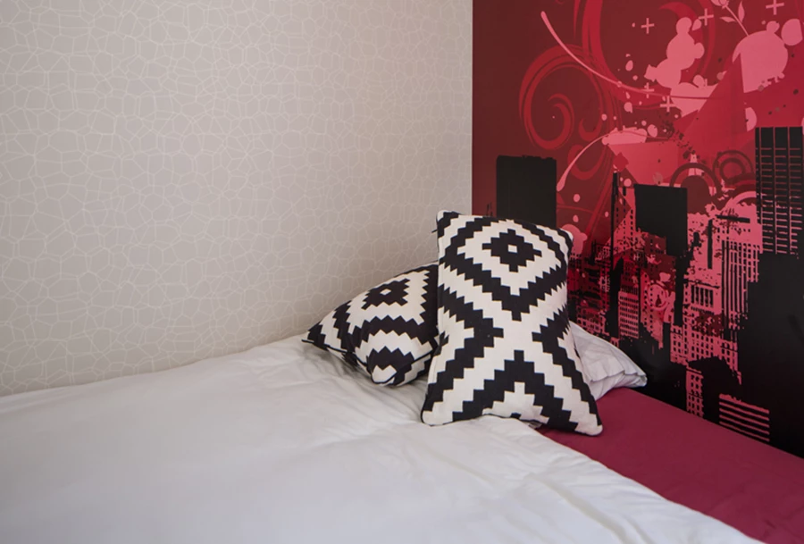 חדרי הבנות: עיצוב שהותאם להעדפותיהן תוך שילוב טפטים וטקסטילים צבעוניים. טפטים ווילונות: