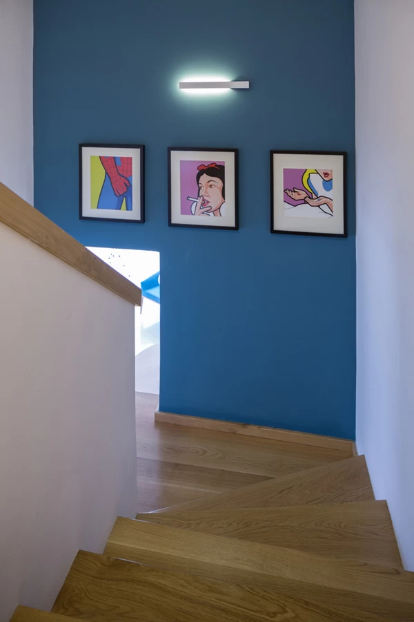 גרם המדרגות ששודרג תוך הפיכתו לאזור מעוצב בפני עצמו: שילוב מדרכי עץ מלא, וקיר צבוע כחול עם קריצה שמעניקות תמונות הומוריסטיות.