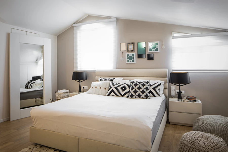 סוויטת השינה בקומה העליונה משופעת התקרה:  חדר הרחצה הצמוד מוגבה מעט ממפלס החדר, והחללים שנוצרו בשל קוקיות הגג מנוצלים לצרכי אחסון. העיצוב המוקפד נשען על גווני שחור ולבן תוך שילוב פריטים תואמים וטקסטילים המעניקים רכות נעימה.