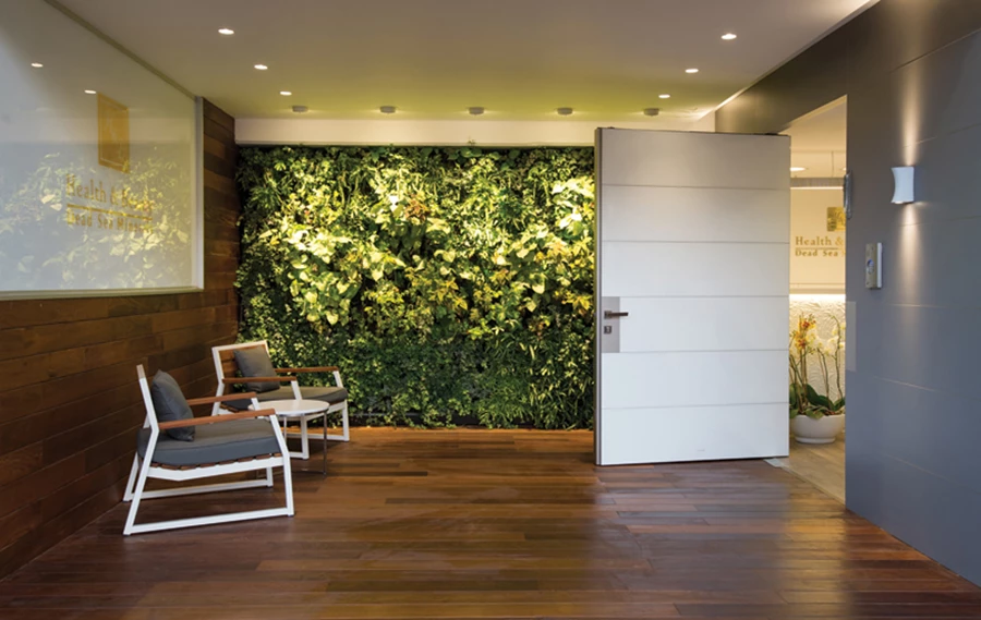 עם פתיחת הדלת: הגון האפור של הדופן החיצונית מתחלף בדופנה הפנימית בזכוכית לבנה.