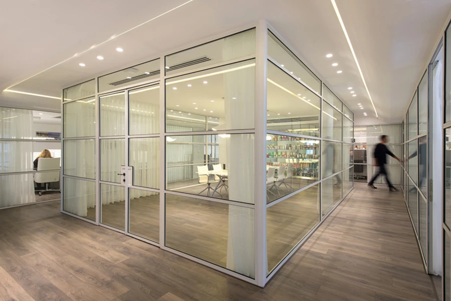 חדר ישיבות, הפונקציה הדומיננטית ביותר בחלל: מעוצב כעין אקווריום שקוף הממוקם במרכז החלל ומודגש גם באמצעות התקרה הגבוהה שמעליו ופס תאורה התוחם אותו.