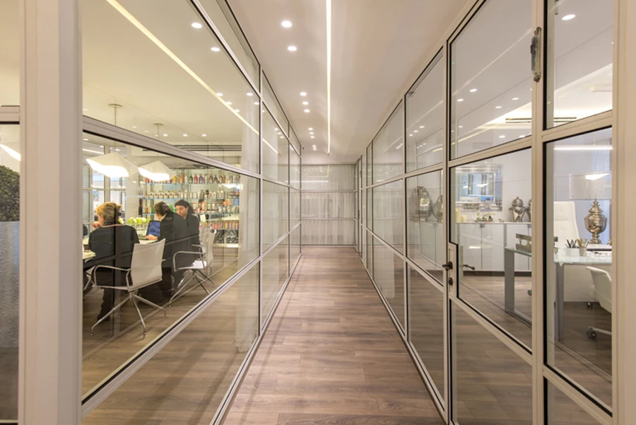 במיקומו המרכזי מגדיר האקווריום/חדר הישיבות את ציר התנועה בחלל: מעברים רחבים סובבים אותו ומפרידים בינו לבין חללי המשרדים האישיים הממוקמים בהיקפו ומבוססים אף הם על מחיצות זכוכית במסגרות אלומיניום בלגי. ריצוף פרקט מוסיף נופך של חמימות לשפתו הנקייה של המרחב. פרקט: