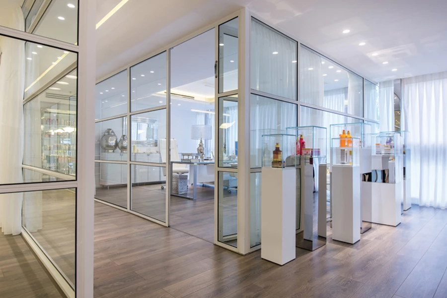 במרחב החלל: קומפוזיציה של מעמדי תצוגה למוצרים שעוצבו ייעודית תוך שילוב נירוסטה וצבע לבן כמעמדים מוזיאליים לכל דבר.